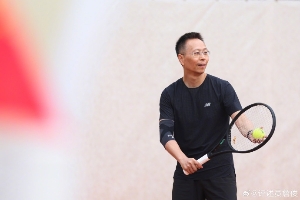 跨界聯(lián)動！評述員詹?。好磕暌欢鹊闹芯W(wǎng)媒體賽，實現(xiàn)七連冠了！