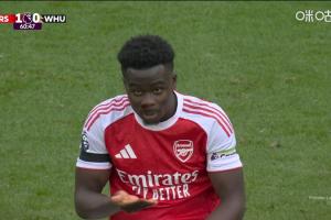 掛彩了！薩卡爭球時被對手打臉，鼻血出血