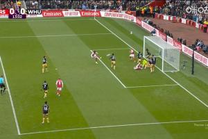 槍手錯(cuò)失領(lǐng)先！約克雷斯包抄沒(méi)打上，埃澤面對(duì)半空門凌空踢飛