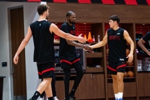 火箭官推曬訓(xùn)練營第4日：KD擊掌謝潑德 卡佩拉與亞當(dāng)斯相擁