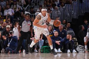 狀態(tài)火熱！戈登半場4中4&罰球6中5砍下14分 另有3板1助