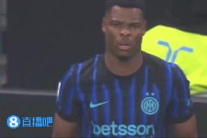 不高興真不高興了！鄧弗里斯早早被換下怒錘皮球，一臉郁悶下場