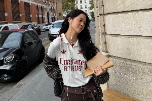 你也是槍迷？歐陽娜娜穿阿森納第二客場球衣，漫步巴黎街頭