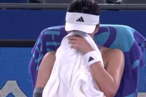 情緒崩潰王欣瑜武網(wǎng)女單首輪出局，比賽中捂臉爆哭不止