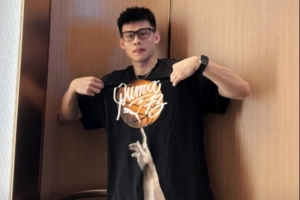 潮男出沒！王嵐嵚曬個(gè)人照：自我介紹一下 大家好 我是王嵐嵚