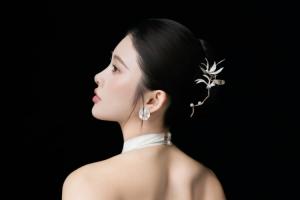 ?吳艷妮身穿白裙曬照送中秋祝福：愿得年年，常見中秋月