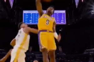 布朗尼比賽中驚現(xiàn)單臂補扣 父親詹姆斯轉(zhuǎn)發(fā)