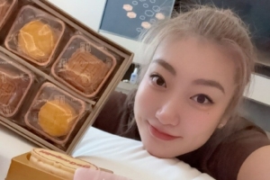 李夢(mèng)曬照：中秋團(tuán)圓節(jié) 天涯共此時(shí)…… 祝大家中秋快樂(lè)！