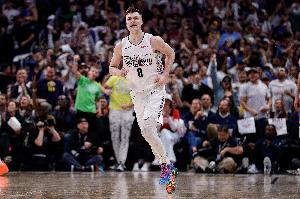 機(jī)會全把握??！布勞恩半場6中6&三分2中2貢獻(xiàn)14分 另有2板2助1斷