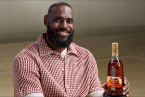 球迷熱議老詹“決定二”：為吸引眼球不擇手段 難怪庫里擊敗你3次