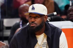 媒體人：如果詹姆斯真的要退役 那新賽季就是詹黑&詹蜜最后的狂歡