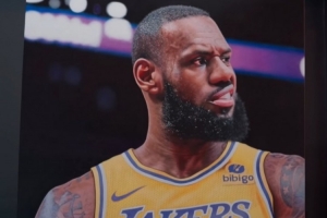 藝術(shù)家花500多小時繪制巨幅老詹畫面！此前曾獲字母哥&德羅贊認可