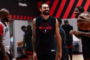 氛圍輕松！火箭官方曬訓練照：亞當斯&謝潑德&申京喜笑顏開