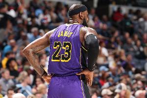 媒體人：詹姆斯又一次烽火戲球迷 這是籃球GOAT能干出來的事兒？