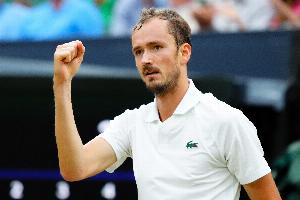 梅德韋杰夫2-1擊敗勒納-錢，晉級(jí)上海大師賽8強(qiáng)