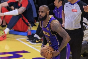 Skip：詹姆斯往自己的標(biāo)志性時(shí)刻上撒尿只為賺點(diǎn)錢？真太掉價(jià)了