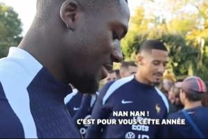 科納特向薩利巴展示一張他舉起英超冠軍的照片，并問：這是你嗎？