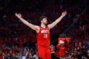 全能表現(xiàn)！申京半場(chǎng)7中4拿到11分4板9助4斷