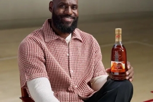 詹姆斯缺席數(shù)周！美記打趣：或許他該抹點(diǎn)軒尼詩 沒準(zhǔn)就好了