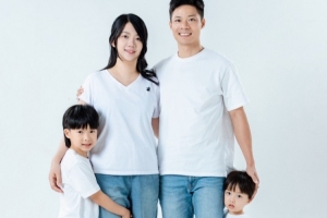 祝福！蘇炳添妻子紀(jì)念兩人結(jié)婚9周年：相識23年，從2人到一家五口