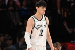 曾凡博本場0出手&0分 倆數(shù)據均是全隊上場10+分鐘的球員中唯一