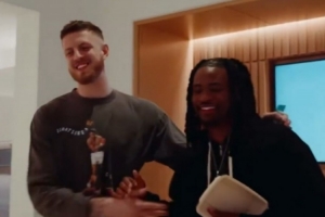 哈滕調(diào)侃隊(duì)友卡森：你是我兒子 卡森回?fù)簦耗闶俏覂鹤?我為你驕傲