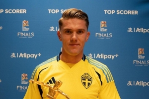 約克雷斯在昨日領(lǐng)取歐國聯(lián)最佳射手獎杯，9球領(lǐng)跑射手榜