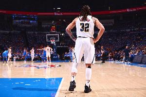 阿德?tīng)柭喊⒙?戈登之前有過(guò)輕微舊傷 季前賽輪休是合適選擇