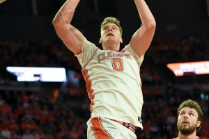 上賽季在大學(xué)場(chǎng)均11.4分6.4板！隊(duì)記：雷霆簽下中鋒維克托-拉欣