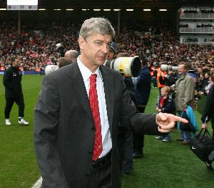 傳奇的開始！19年前的今天溫格執(zhí)教槍手首秀，阿森納2-0布萊克本