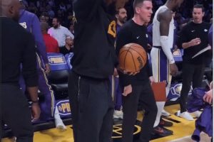 詹姆斯投進底線三分！NBA官方：調(diào)整好帽子&投出三分球 本人轉(zhuǎn)發(fā)