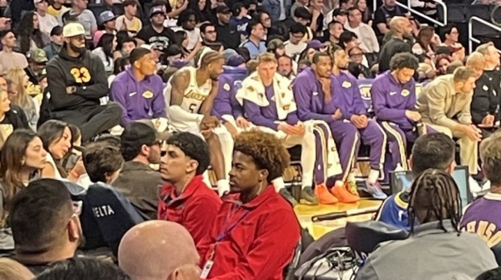 詹姆斯坐骨神經(jīng)痛蹺二郎腿？DeepSeek：危險??可能加重傷情