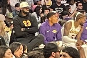 湖記：詹姆斯觀戰(zhàn)坐在了一張高椅子上 大概是為了緩解坐骨神經(jīng)痛