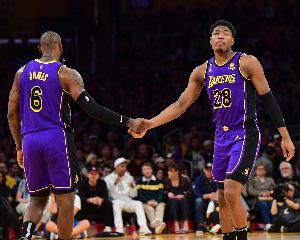 詹姆斯在場(chǎng)八村攻筐次數(shù)更多！美記：他為后者創(chuàng)造了更多機(jī)會(huì)