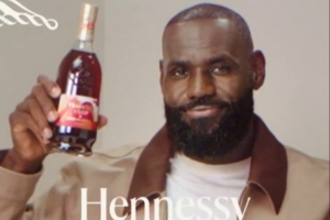 巔峰時(shí)刻 經(jīng)典瓶身！軒尼詩(shī)發(fā)布詹姆斯出鏡的廣告 后者進(jìn)行了轉(zhuǎn)發(fā)