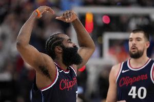 專注喂餅！哈登半場僅3次出手命中1球 送10次助攻另有3分5籃板