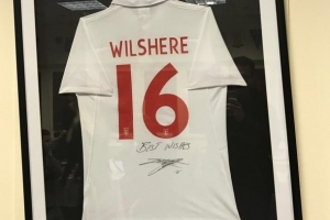 記者：盧頓主場(chǎng)還掛著新帥威爾希爾的老球衣，他曾是球隊(duì)青訓(xùn)