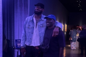 詹姆斯曬與畫(huà)家合影：恭喜我的兄弟！我為你無(wú)比驕傲 感謝邀請(qǐng)