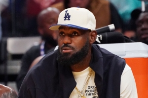 大將軍節(jié)目主持人：詹姆斯假裝受傷 因?yàn)楹瞬唤o他續(xù)約合同