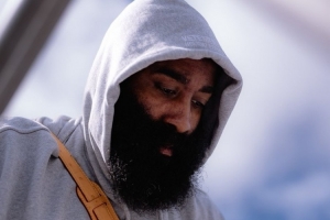 客戰(zhàn)國王！快船曬登機照：小卡哈登穿衛(wèi)衣亮相 科林斯耍酷