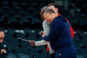 氛圍太好了！快船官推曬訓(xùn)練照：全員面帶笑容 小卡兩次上鏡