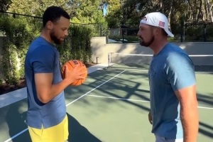 庫里單挑職業(yè)高爾夫球手迅速勝出 詹姆斯評(píng)論：晚安！