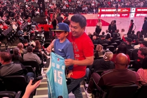 CBA元素！一位球迷拿著楊瀚森青島隊(duì)球衣觀戰(zhàn)開(kāi)拓者vs勇士