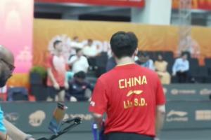 男團(tuán)決賽：林詩棟首盤3-0戰(zhàn)勝黃鎮(zhèn)廷，中國隊(duì)1-0領(lǐng)先中國香港