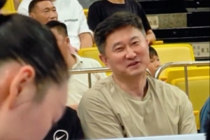 眼神犀利！杜鋒現(xiàn)場觀戰(zhàn)為廣東全運女籃助威