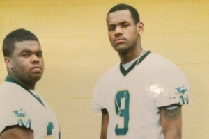 青春年少！詹姆斯轉(zhuǎn)發(fā)與高中隊(duì)友身穿橄欖球隊(duì)服合照