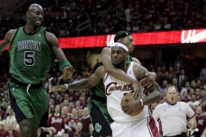 詹姆斯&皮爾斯會(huì)和解嗎？帕金斯：不好說(shuō) 若你惹了詹姆斯他很記仇