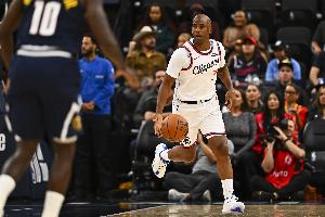 還得是老船長(zhǎng)掌舵！保羅半場(chǎng)9助攻另有3分1板1斷 正負(fù)值+25