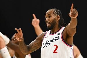 三分沒(méi)開(kāi)！小卡上半場(chǎng)11中5得15分2板2助 三分4中0