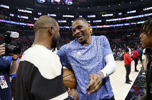 進(jìn)至少7次全明星且效力7+球隊(duì)：摩西-馬龍/保羅/霍華德/卡特/威少